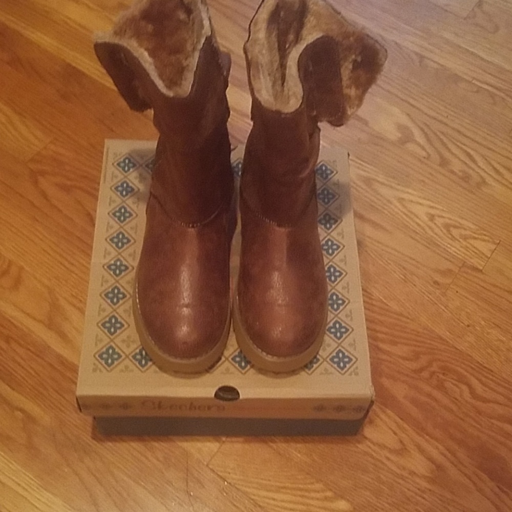 Women or big girl size 5.5 skechers boots.